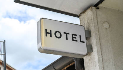 Znak hotel ulazu u objekt. Simbol hotela. Natpis hotel.