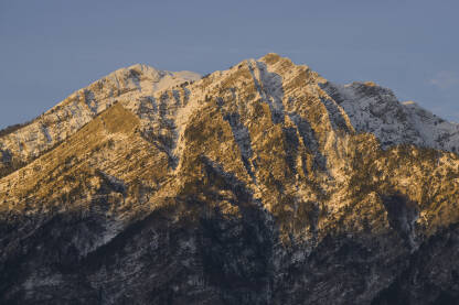 Planinski vrhovi obasjani jutarnjim suncem.