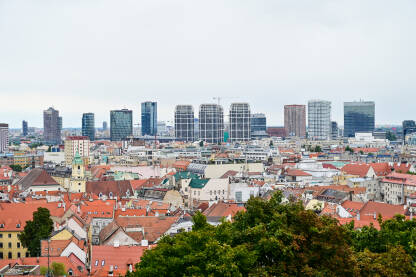 Bratislava, Slovačka: panoramski pogled na zgrade u gradu. Povijesne građevine u starom gradu i moderne zgrade u daljini. Bratislava je glavni grad Slovačke Republike. Neboderi.