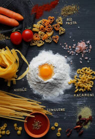 Razne vrste tjestenine od jaja i povrća.