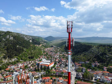 GSM radio i TV toranj koji emituje signal na brdu, snimak dronom. Telekomunikacijski toranj na planini emituje signal, snimak dronom. Toranj sa antenama za mobilne telefone.