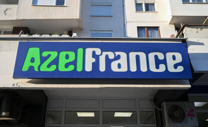 Azel France logo na zgradi. Trgovina odjećom i obućom.