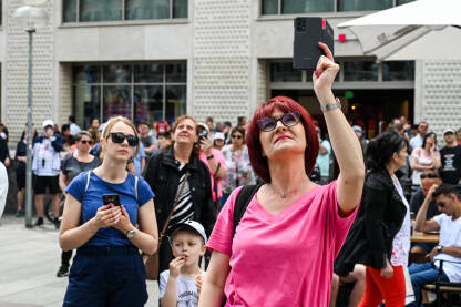 Turisti mobitelima snimaju turističke atrakcije. Ljudi koriste pametne telefone. Fotografisanje.
