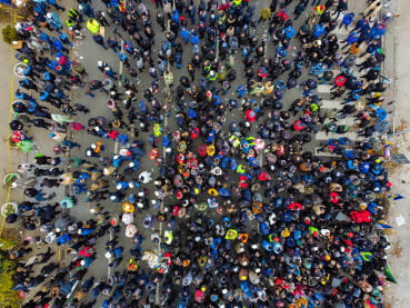 Grupa ljudi na ulici, snimak dronom.