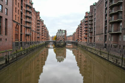 Hamburg, Njemačka: Zgrade uz riječni kanal.