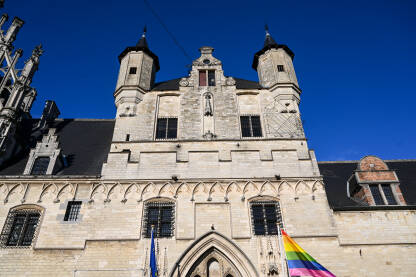 Mechelen, Belgija: zgrada gradske vijećnice na glavnom trgu u središtu grada.