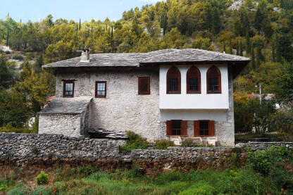 Bosanska kuća na obali Radimlje u Stocu.