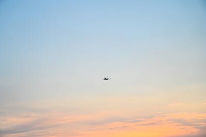 Avion leti. Putnički avion na nebu na zalasku sunca.