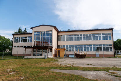 Srednja škola "Tin Ujević" Glamoč Zgrada Srednja škola "Tin Ujević" Glamoč