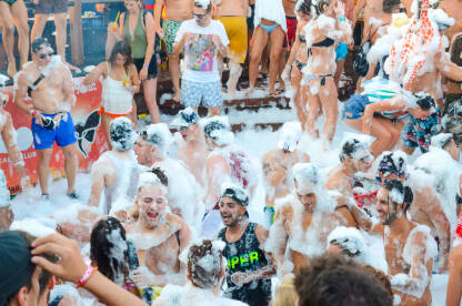 Mladi ljudi plešu i zabavljaju se na ljetnom festivalu. Pjena party, Zrće, Pag, Hrvatska.
