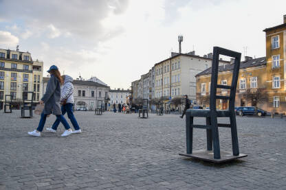 Sa trga Bohaterów u Krakovu, Jevreji su slati u koncentracione logore. Danas su na tom trgu memorijalne stolice, spomenik režisera Romana Polanskog.