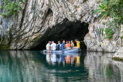 Grupa turista u pećini na izvoru rijeke Bune. Blagaj, Bosna i Hercegovina.