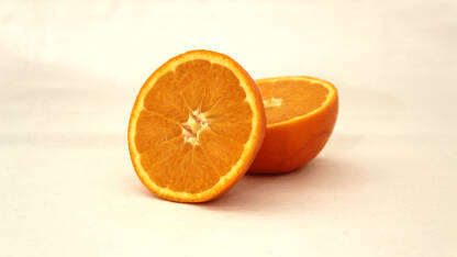 Narandža prerezana na dvije polovine