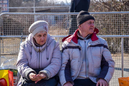Stariji par na granici Ukrajine i Slovačke. Muškarac i žena napustili Ukrajinu zbog rata.