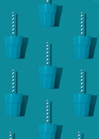 Plave plastične čaše s prugastom slamkom na plavoj pozadini.