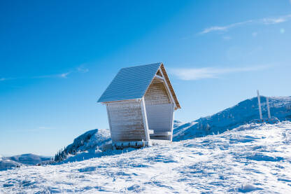 Kućica za odmor zavejana snijegom na vrhu Jahorine.