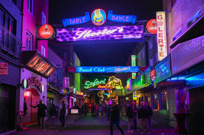 Hamburg, Njemačka: Noćni život. Ljudi šetaju između kafića i barova. Grupa se zabavlja. Mladi ljudi se druže.