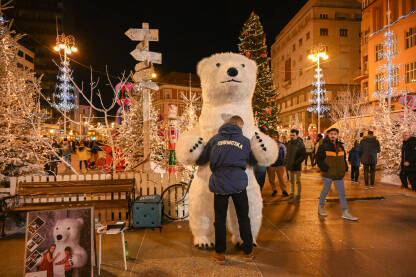 Zagreb, Hrvatska. Advent u Zagrebu. Praznične gužve u čarobnom adventskom slavlju u okićenom gradu. Ljudi šetaju kroz blistave praznične ulice i trgove tokom praznika. Praznični ukrasi.