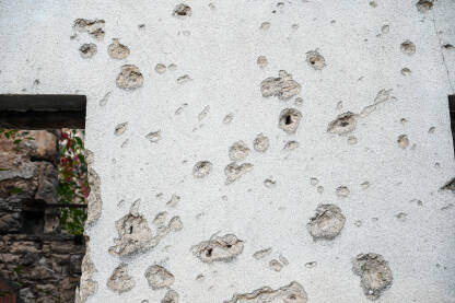 Rupe od metaka i gelera u zidu na nekadašnjoj prvoj liniji. Ostaci rata u Bosni i Hercegovini.