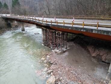 Most kojeg osiguravaju pulcevi ispod.