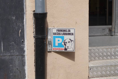 Parking za kućnog ljubimca Mjesto na ulazu u prodavnicu predviđeno za ostavljanje psa za vrijeme kupovine.