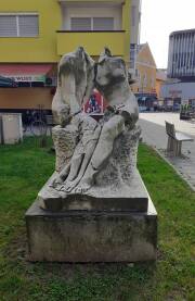 Uništeni spomenik ljubavi u Bugojnu