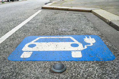 Simbol za punjenje električnih automobila. Znak stanice za punjenje hibridnih i električnih auta.