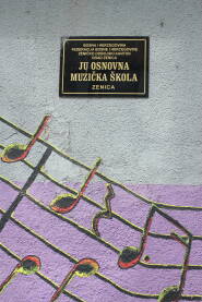 Natpis na ulazu u Osnovnu muzicku skolu Zenica