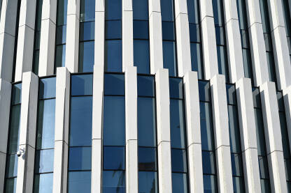 Moderna arhitektura. Poslovna zgrada sa upečatljivom fasadom.