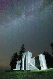 Izletište Lastavica kod Zenice, kameni mihrab za namaz, molitvu, u noći pod zvijezdama i sa Mliječnom stazom iznad. Visok ISO.