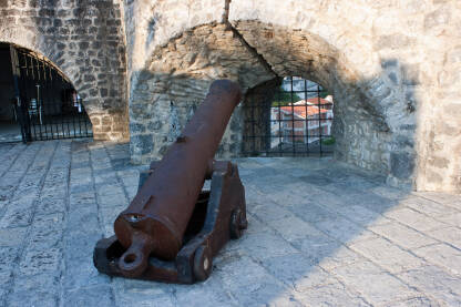 Stari top u tvrđavi Stari top u tvrđavi Forte Mare, Herceg Novi, Crna Gora