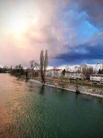 Vrbas i Banja Luka. Zeleni most, plaza Abacija, nebo pred kisu, igra svjetlosti i sjene, kraj zime i pocetak proljeca.