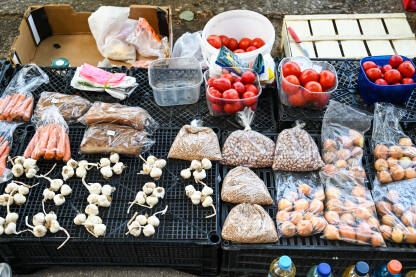 Ulični štand sa domaćim proizvodima. Organsko povrće. Paradajz, grah, bijeli luk, crveni luk, pšenica.
