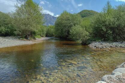 Spoj dva potoka Ravanjčice i Šanice Na spoju potoka Ravanjčice i Šanice nalazi se ljetna plaža naziva -Sastavi- Potok se ulijeva u Grabovičko jezero, u naselju Glogošnica, Općina Jablanica.