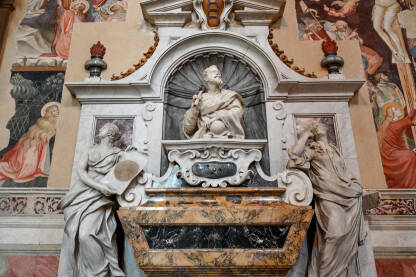 Firenca, Italija: Monumentalna grobnica Galilea Galileja u bazilici Santa Croce. Galileo Galilei je bio italijanski matematičar, fizičar, astronom i pronalazač.