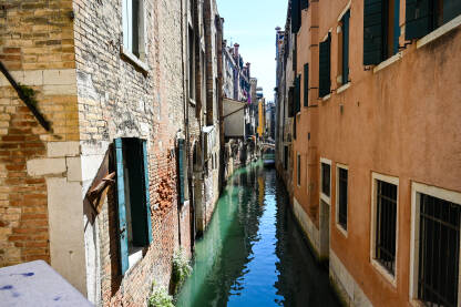 Venecija, Italija: Historijske građevine duž riječnog kanala. Popularna turistička destinacija.