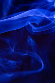 Apstraktna fotografija dima na tamnoj podlozi. Apstrakcija, dim, podizanje, oblici, tekstura, boja, podloga. Plava boja.