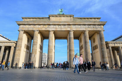 Berlin, Njemačka. Brandenburška vrata. Grupa turista i građana ispred simbola Berlina.