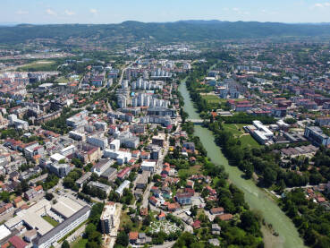 Banja Luka, Bosna i Hercegovina, snimak dronom. Zgrade, ulice, parkovi i stambene kuće. Centar Banja Luke.