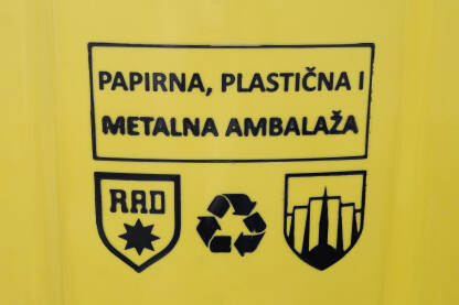 Simboli za reciklažni otpad, javno komunalno preduzeće RAD i općinu Novo Sarajevo.