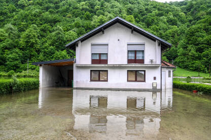 Poplavljena kuća. Riječne poplave.
