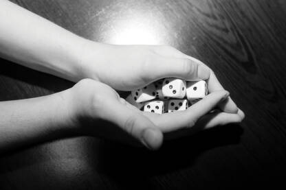 Kockice u ruci. 
Društvena igre igra sa kockicama.