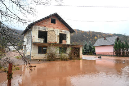 Kuća stradala u poplavama.