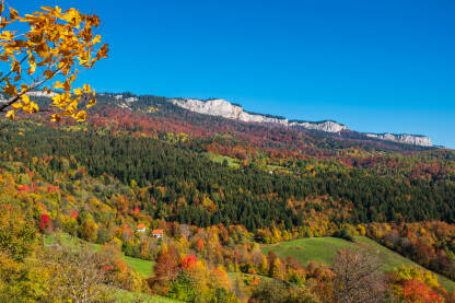 Jesenje šarenilo na obroncima planine Romanije. Fotografisano iz sela Hotočina, opština Pale.