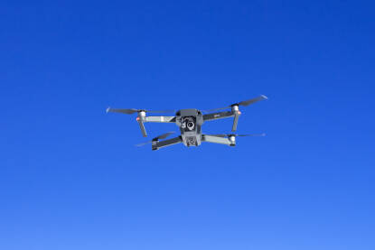 Dron snima i fotografiše iz zraka.