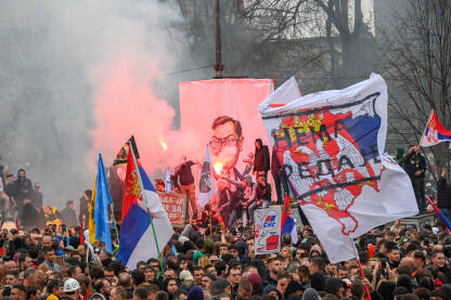 Transparenti sa likom Aleksandra Vučića na studentskom protestu Veliki transparent sa likom predsjednika Srbije Aleksandra Vučića, na studentskim protestima u Beogradu 15. marta 2025. godine. Studenti i građani traže pravdu za poginule tokom pada nadstrešnice.