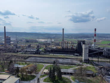 Industrijski kompleks. Fabrika na periferiji grada. Koksara, Lukavac, BiH, snimak dronom. Industrija.