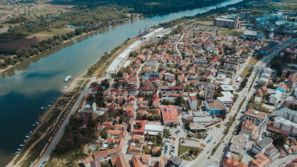 Granični prelaz Brčko - Gunja, Bosna - Hrvatska, preko rijeke Save iz ptičije perspektive