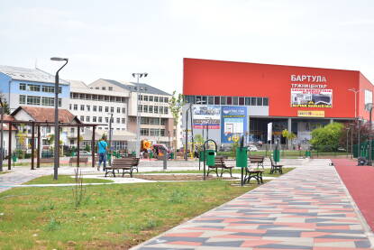 Tržni centar, fakulteti Univerziteta u Istočnom Sarajevu i gradski park u centru opštine.