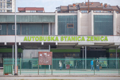 Natpis na ulazu u autobusku stanicu Zenica, peroni i putnici